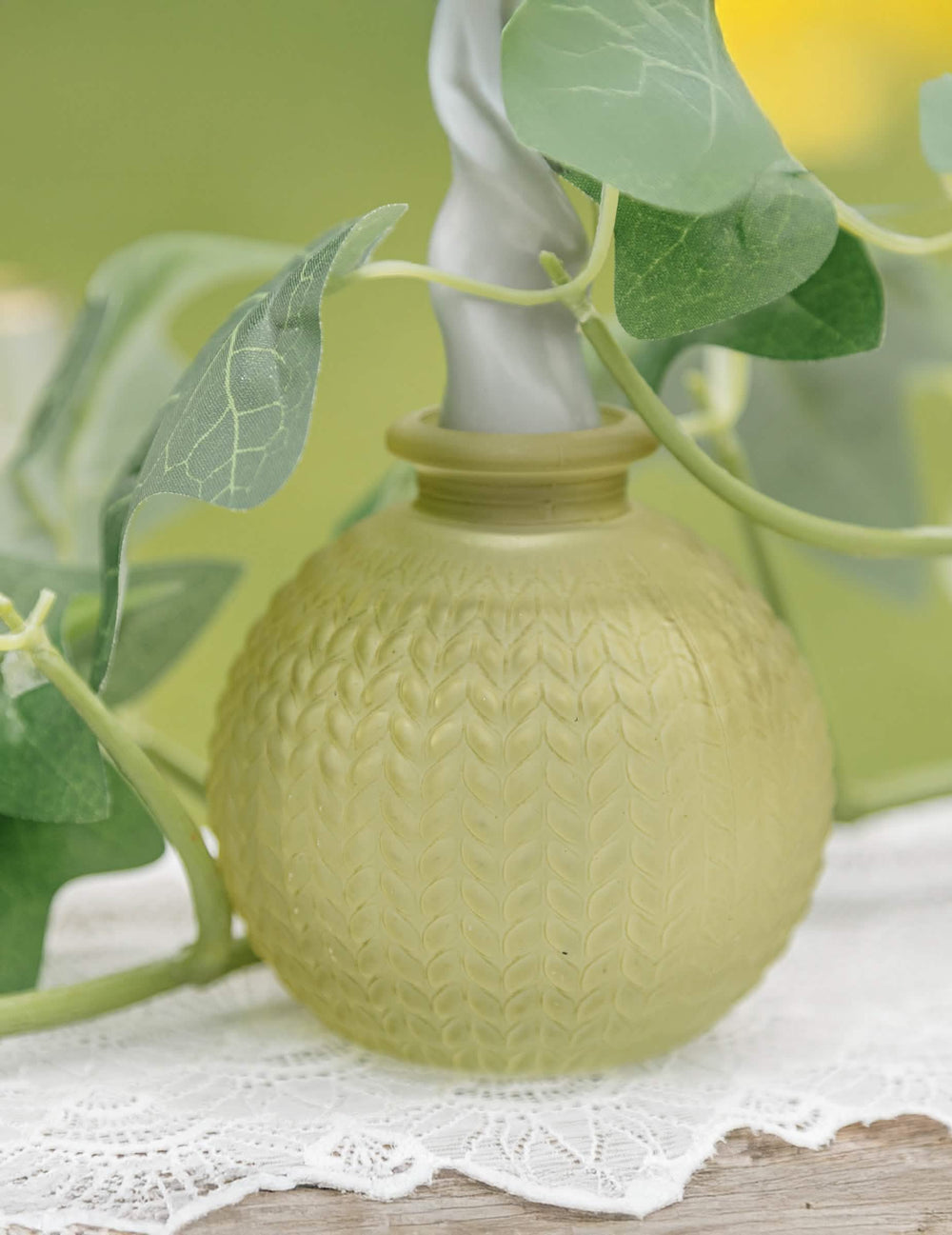 Mise en scène avec feuillage du vase en verre ciselé style bohème