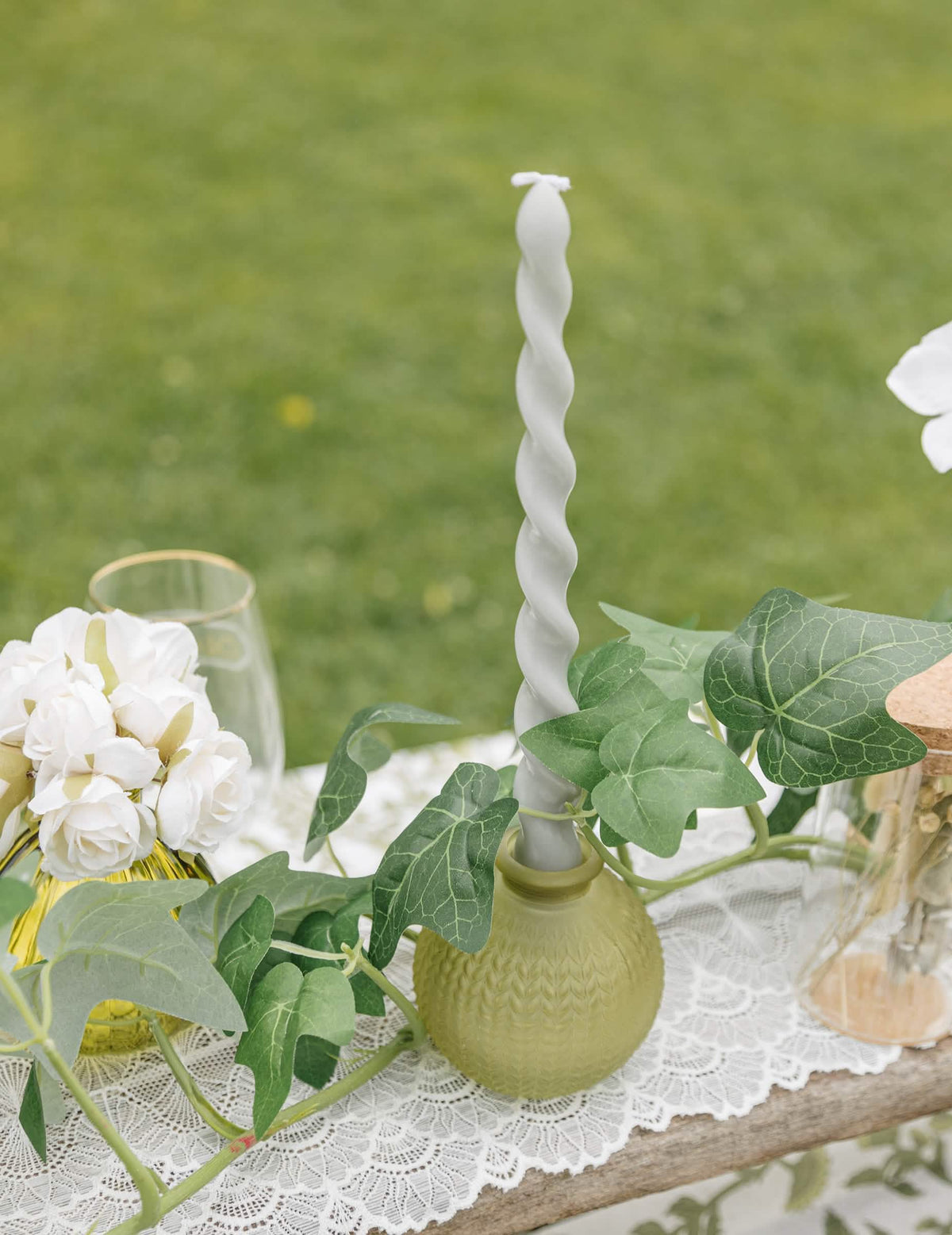 Mise en scène avec bougie torsadée du vase en verre ciselé style bohème