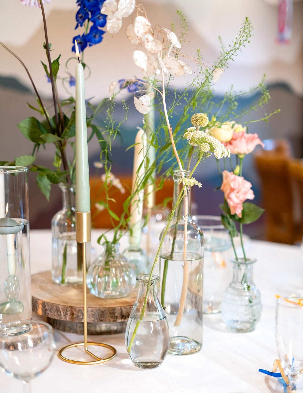 Composición floral con velas del jarrón soliflore de vidrio para decoración de mesa