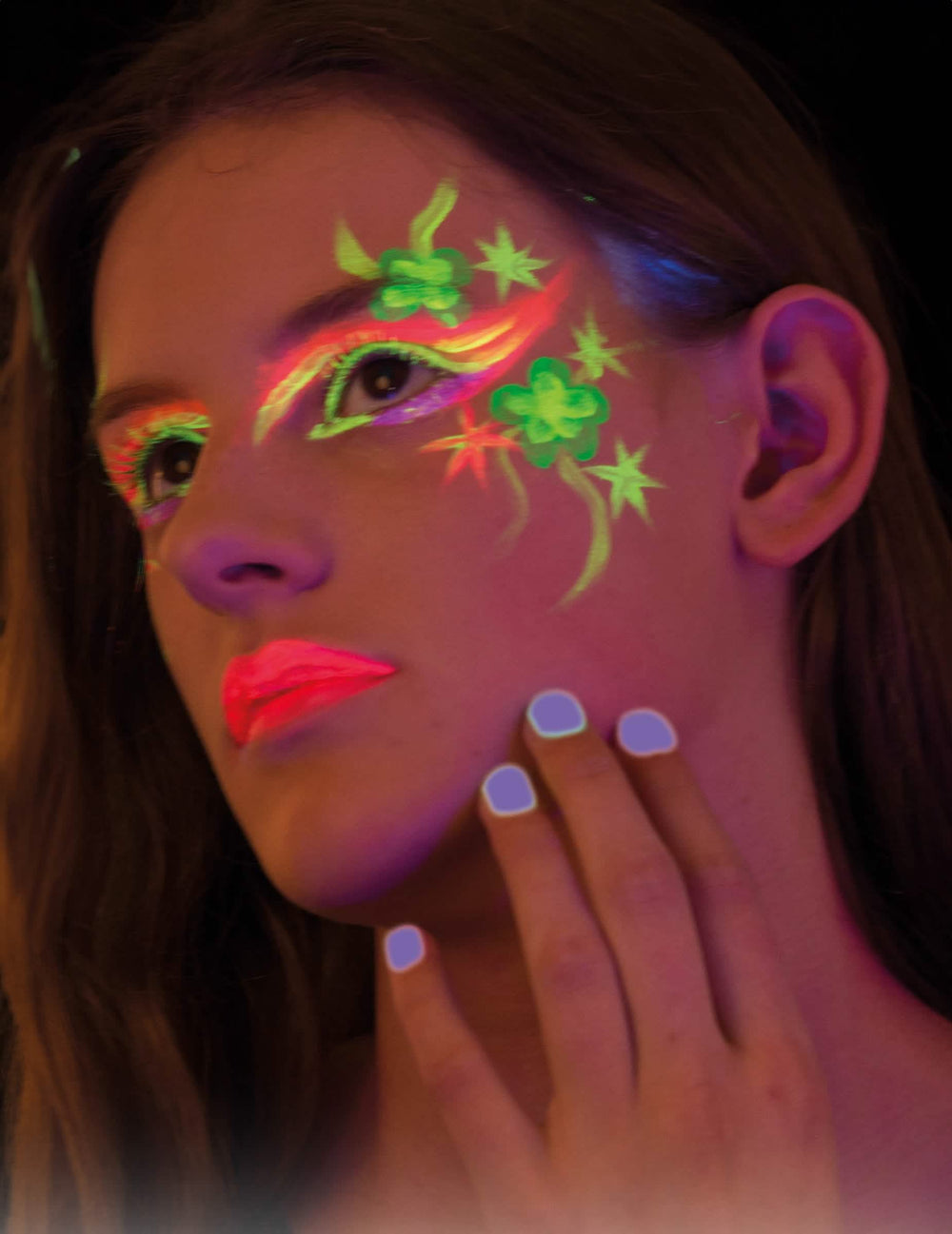 Presentación bajo luz negra del esmalte de uñas con efecto UV