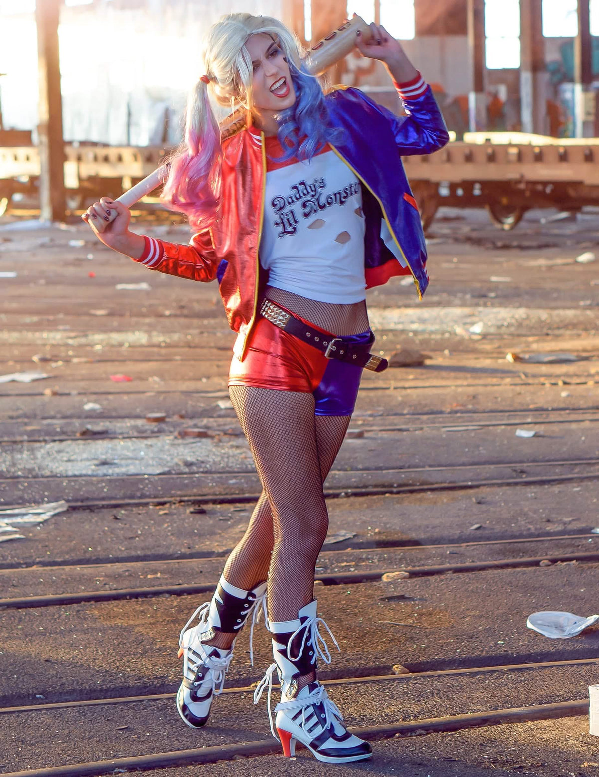 Vista general con bate de la chaqueta y camisetas integrado Harley Quinn Escuadrón Suicida™