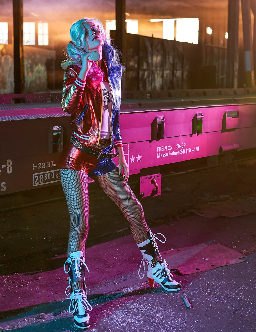 Vista de perfil con bate de la chaqueta y camiseta integrada Harley Quinn Escuadrón Suicida™