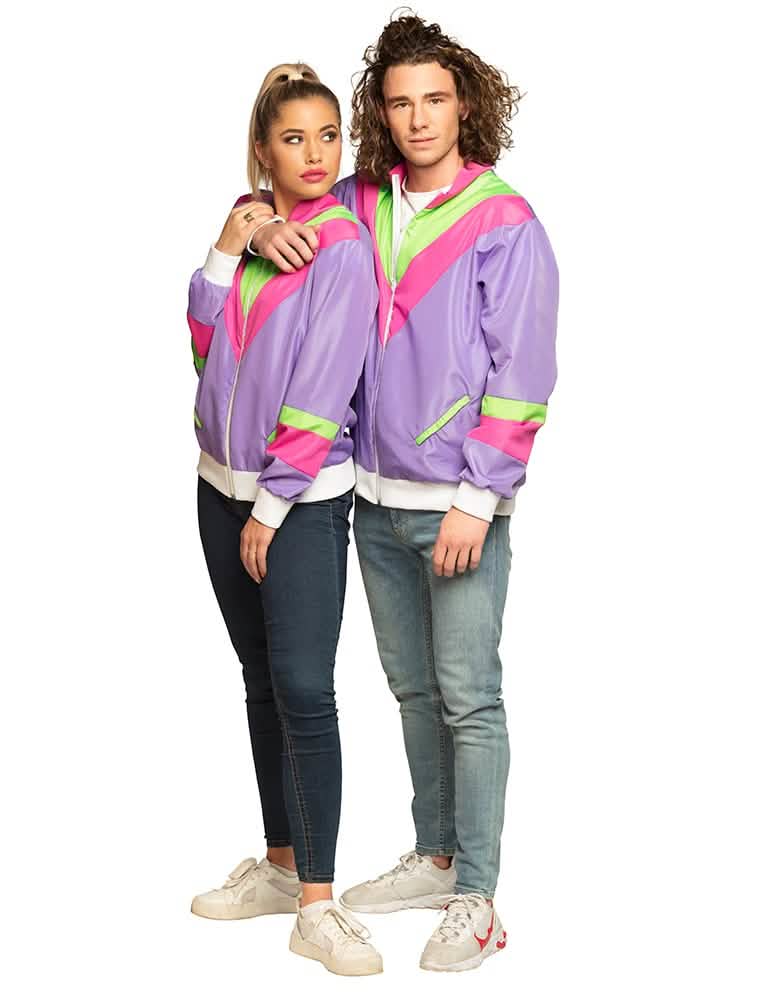 Vista de la pareja con la chaqueta de chándal retro para mujer