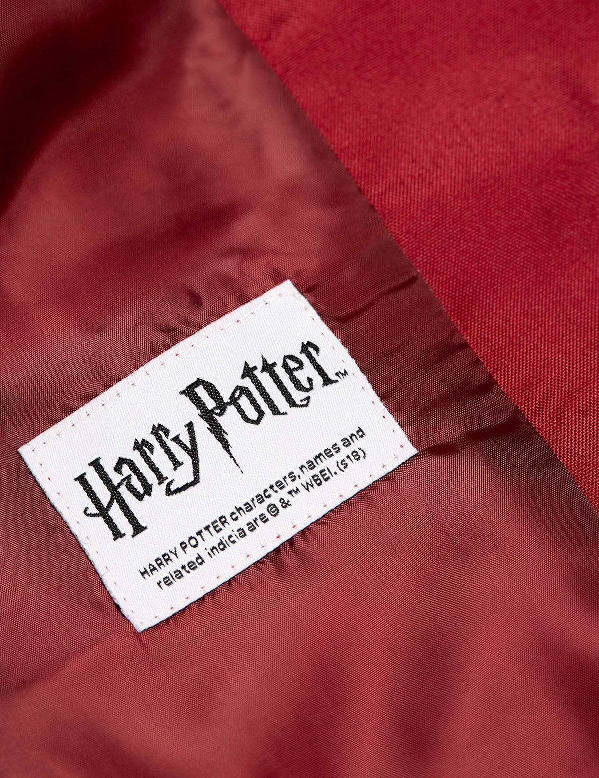 Detalle de la etiqueta Harry Potter de la chaqueta Mrs. Gryffondor para mujer Suitmeister