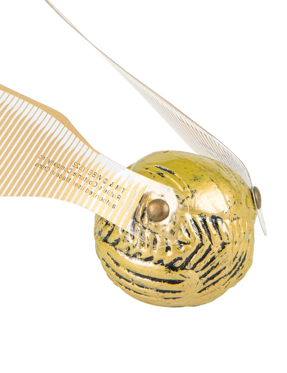 Primer plano de los detalles y la sujeción de las alas del accesorio Vif d'or Harry Potter